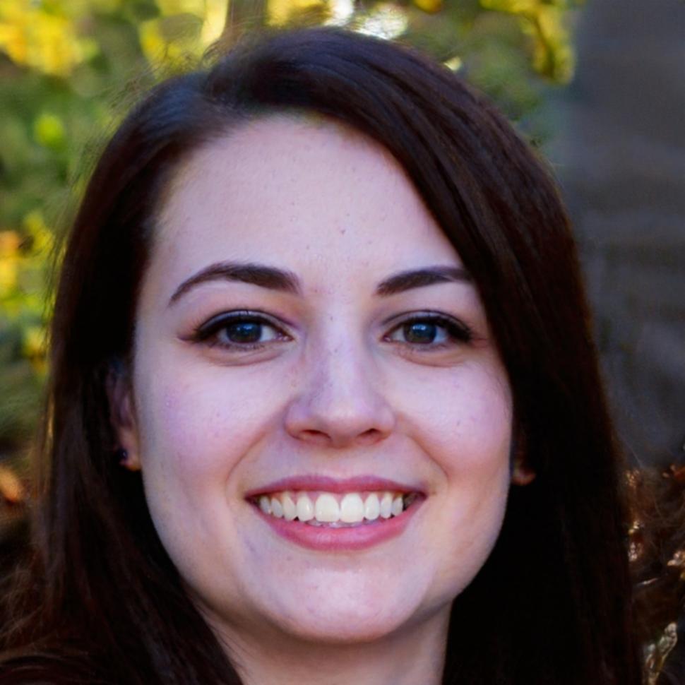 Kathrin Bäumer beim Durchsehen von Finanzunterlagen